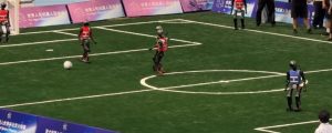 KI Roboter auf Fusballplatz